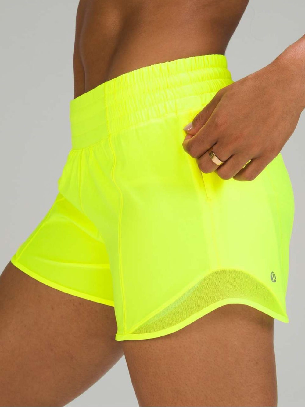 Lululemon hotty hot 2.5 inch size 6 highlight yellow
